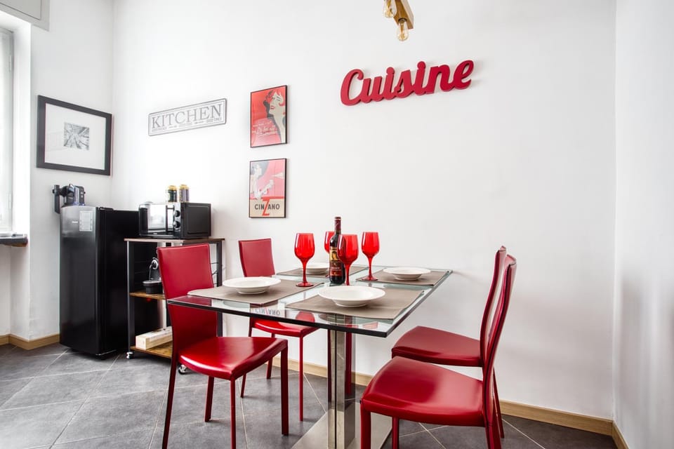 Kitchen or kitchenette, Dining area