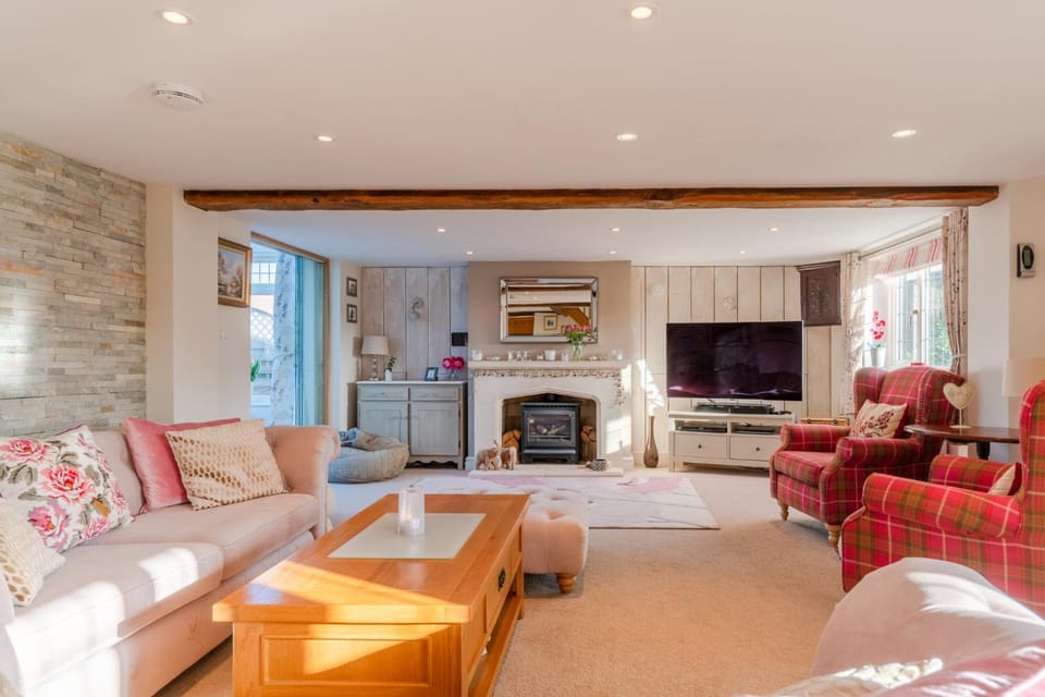 TV and multimedia, Living room, Decorative detail, Seating area, flat iron