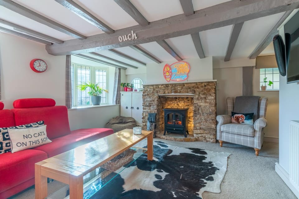 TV and multimedia, Living room, Decorative detail, Seating area, flat iron