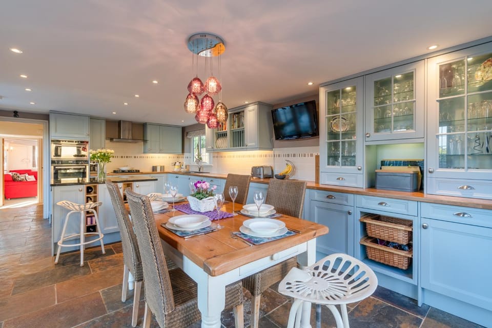 Dining area, minibar, pet friendly, stove, kitchen