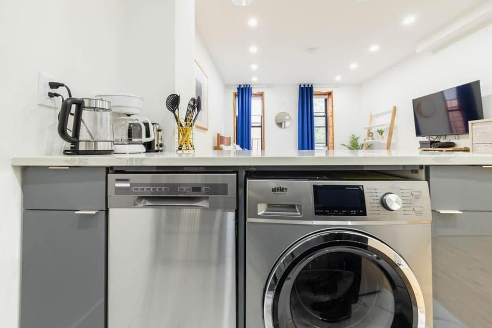 1597-1 Large studio W D in the unit prime UES Apartment in Upper East Side