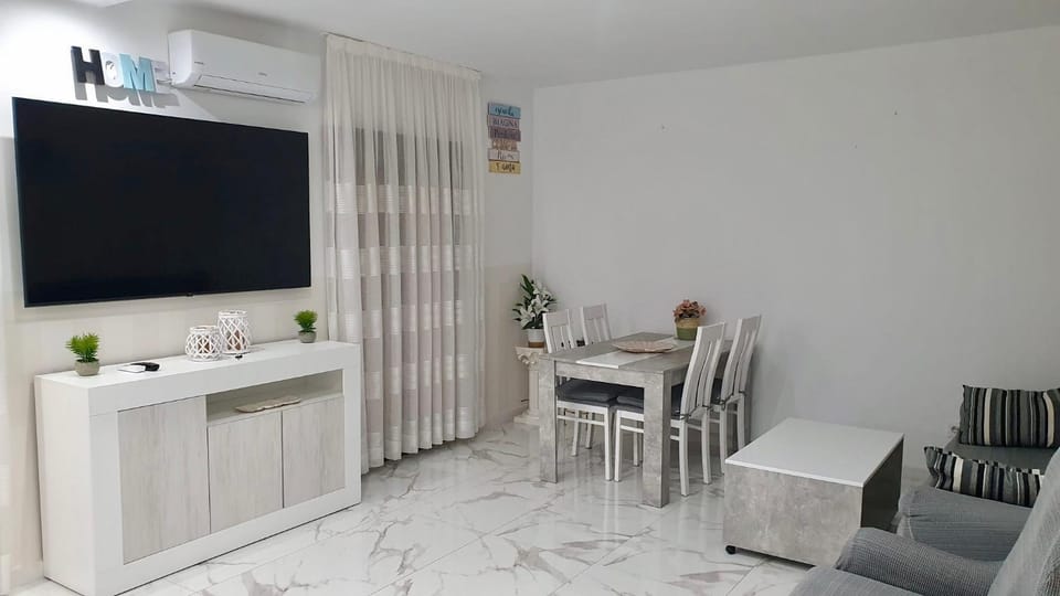 TV and multimedia, Living room, Dining area
