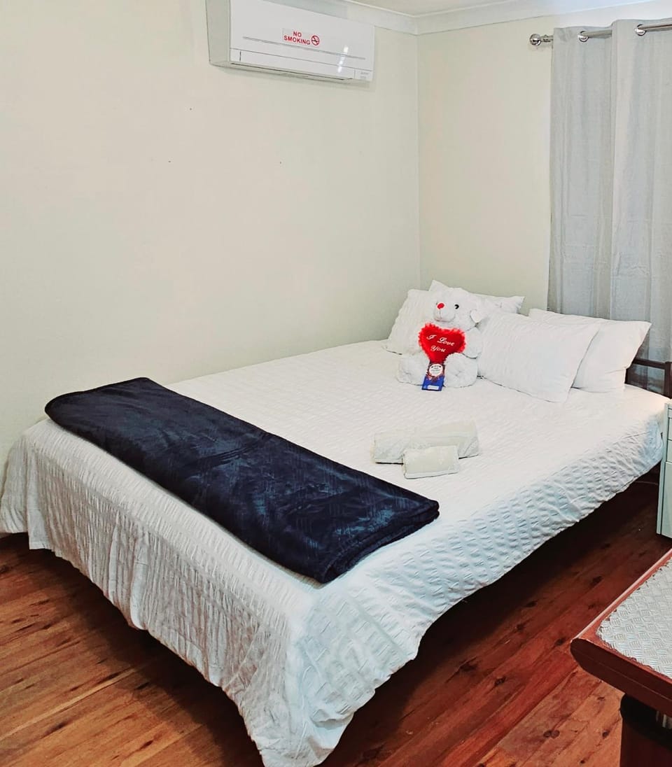 Bed, Bedroom, towels, air conditioner