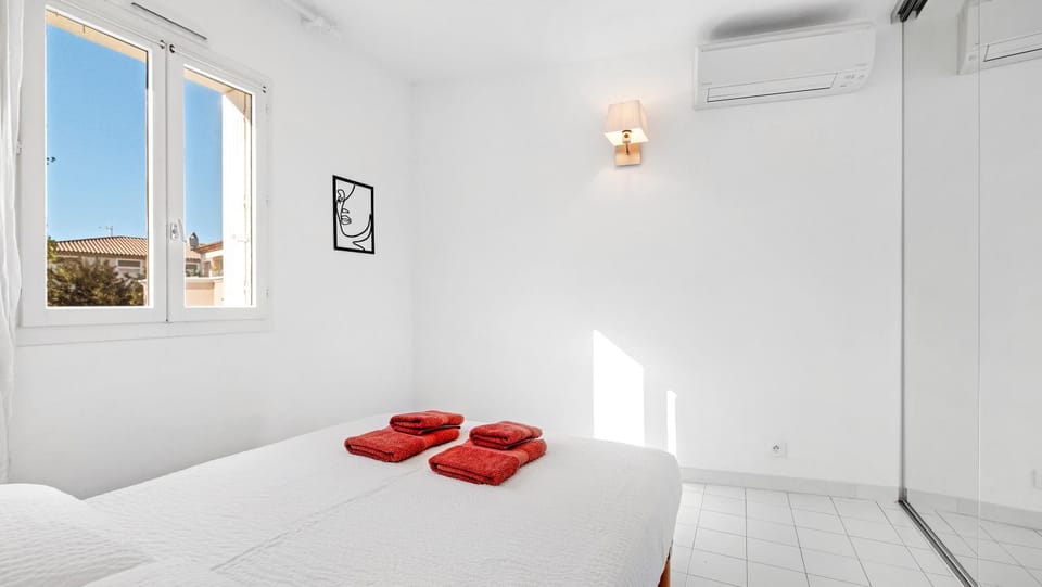 Bed, Photo of the whole room, Bedroom, towels, air conditioner