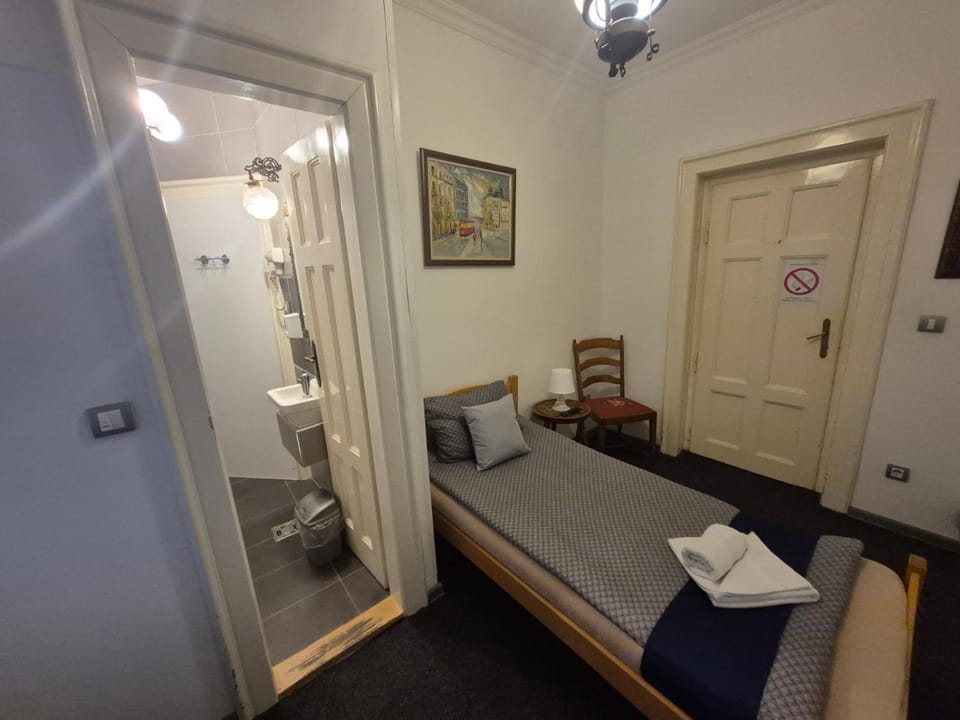 Bed, Bathroom, Bedroom, towels