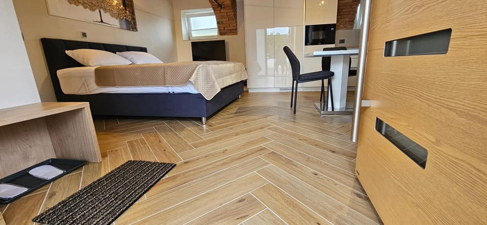Facade/entrance, Bed, TV and multimedia, Kitchen or kitchenette, Photo of the whole room, Bedroom, wardrobe