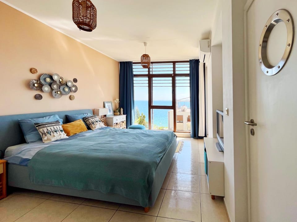 Bed, View (from property/room), Living room, Photo of the whole room, Seating area, Bedroom, Sea view