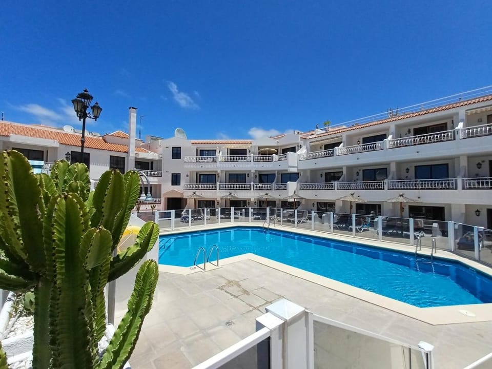 Property building, Day, Pool view, Swimming pool, sunbed