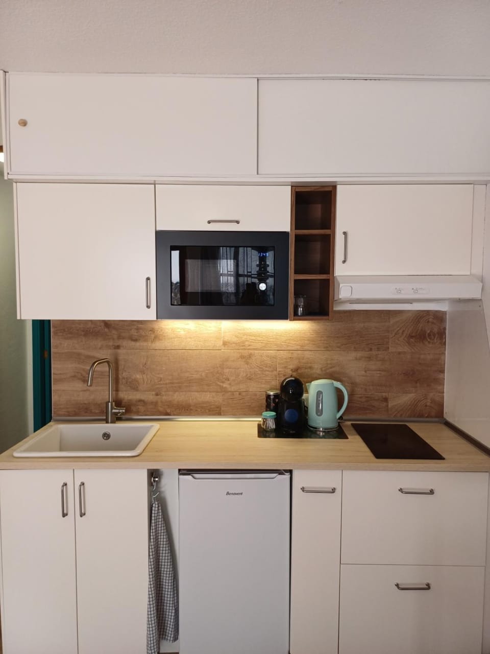 Coffee/tea facilities, Kitchen or kitchenette, stove