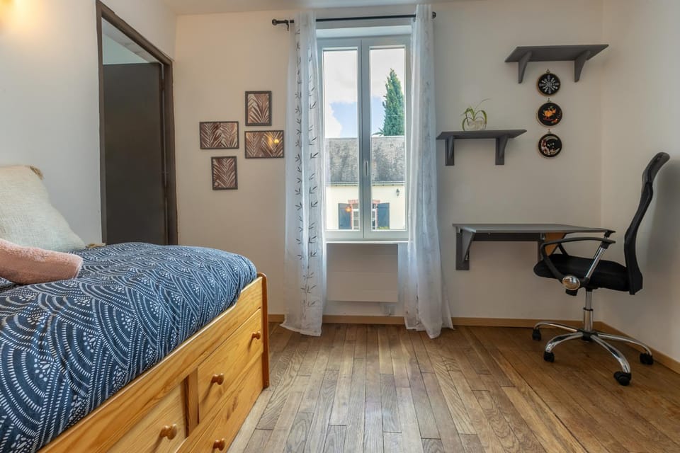 Bed, Photo of the whole room, Seating area, Bedroom, hair dresser