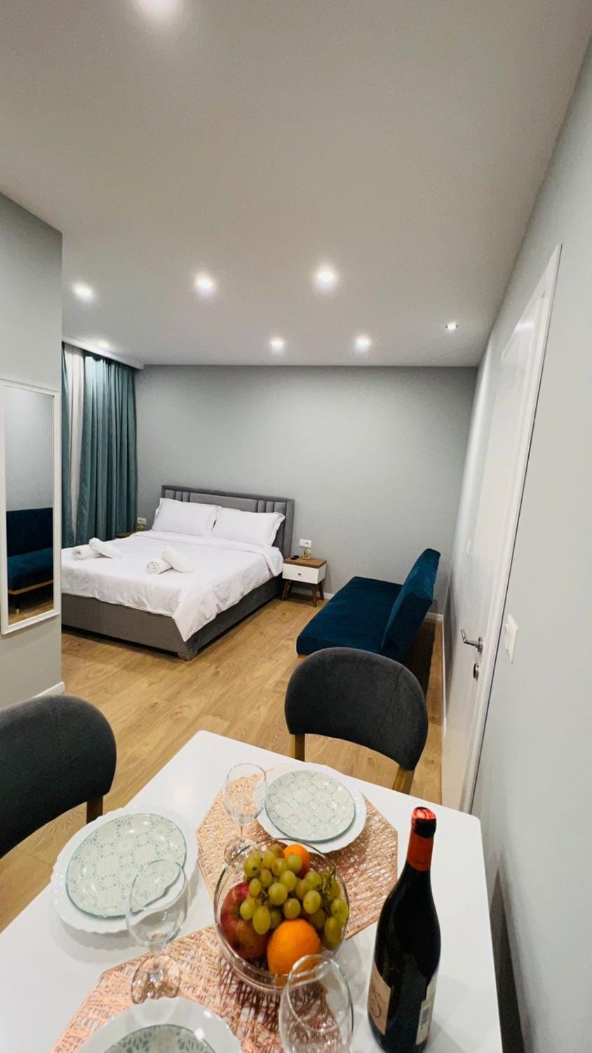 Bed, Food and drinks, Photo of the whole room, Seating area, Dining area, Bedroom