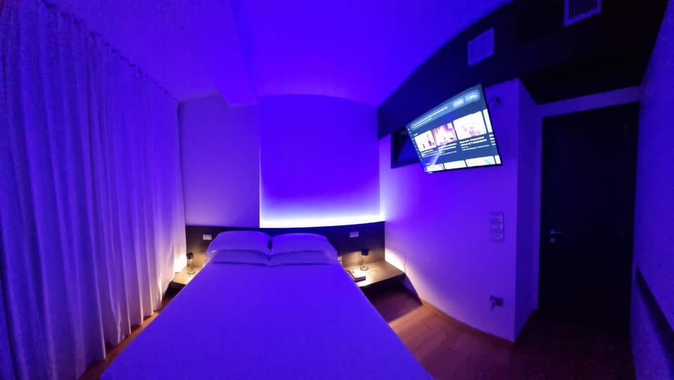 Bed, TV and multimedia, Photo of the whole room, Bedroom
