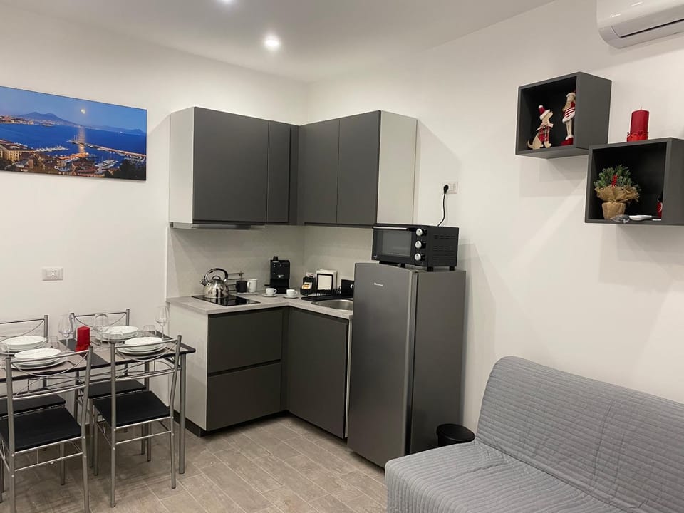 Coffee/tea facilities, Kitchen or kitchenette, Dining area, stove