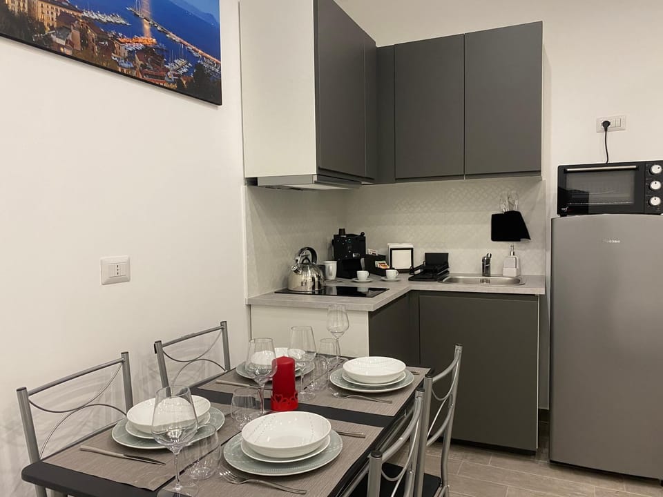 Coffee/tea facilities, Kitchen or kitchenette, Dining area, stove