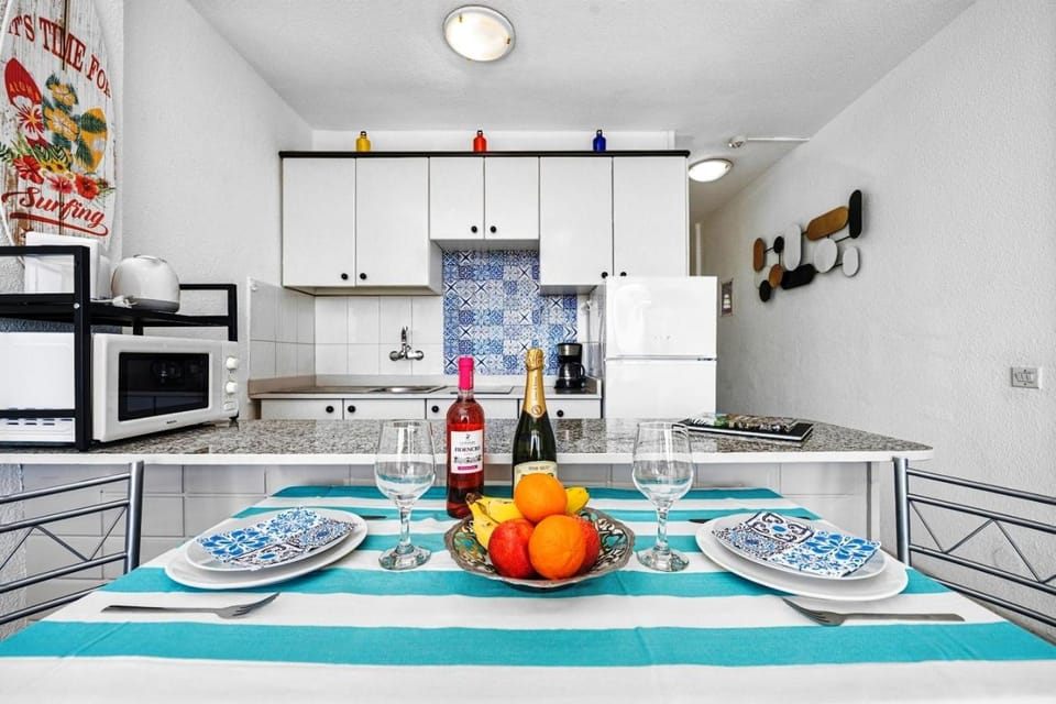 Kitchen or kitchenette, Living room, Seating area, Dining area, Meals, kitchen