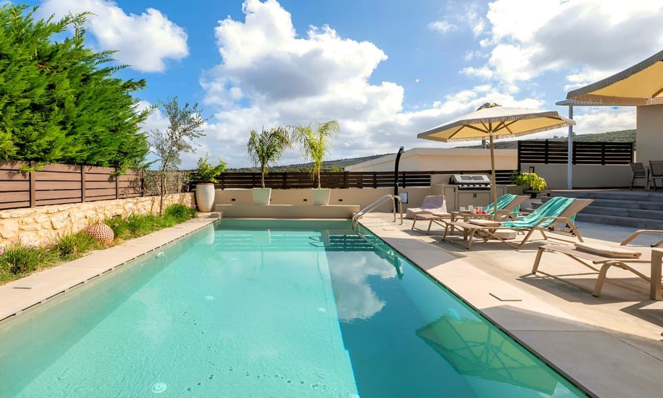 Property building, Patio, Day, Pool view, Swimming pool, sunbed