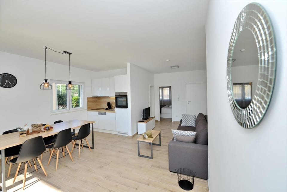 Kitchen or kitchenette, Living room, Seating area, Dining area