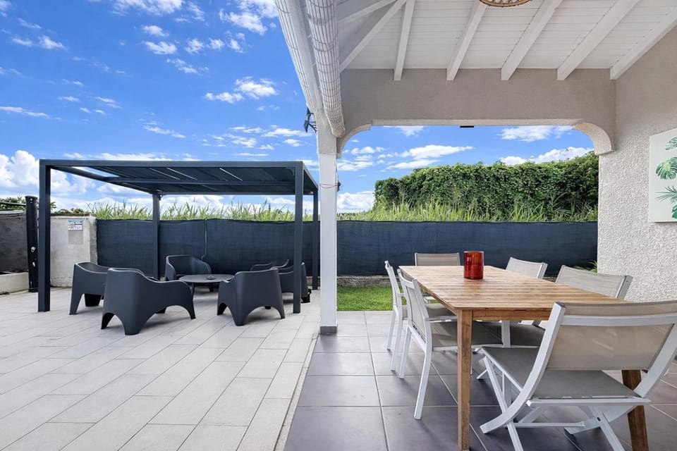 Patio, Day, View (from property/room), Balcony/Terrace, Living room, Seating area, Dining area
