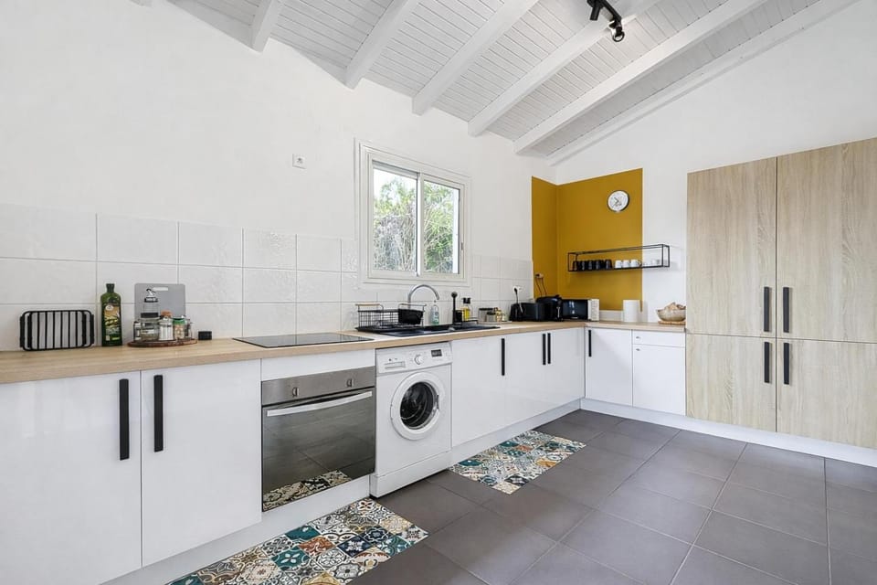 Coffee/tea facilities, Kitchen or kitchenette, dishwasher, oven, stove, washing machine