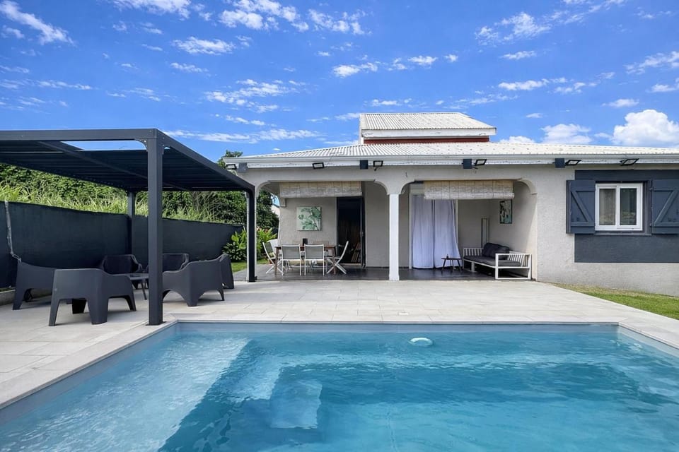 Property building, Patio, Day, Pool view, Swimming pool, sunbed