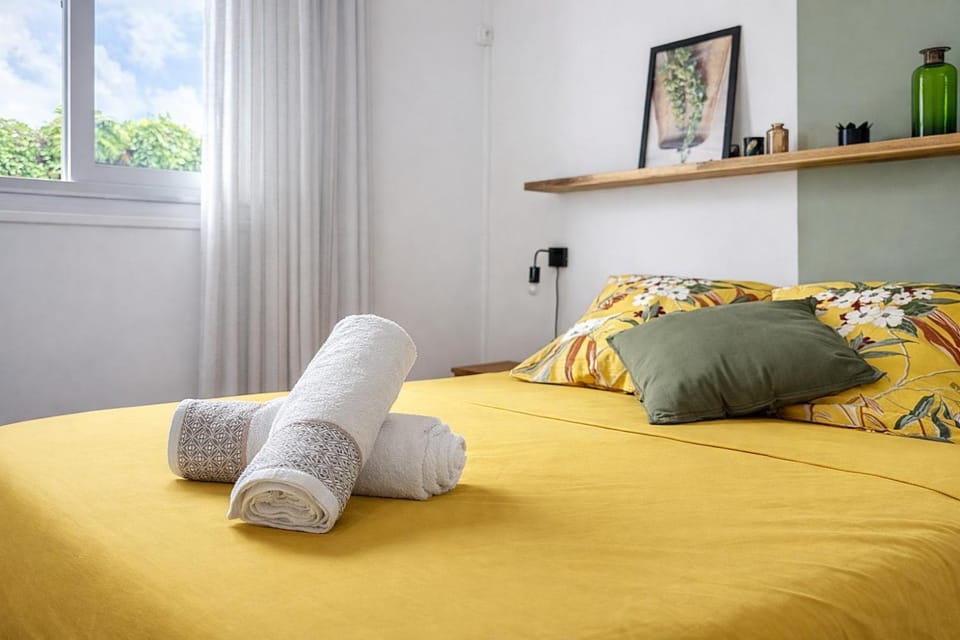 Bed, Photo of the whole room, Bedroom, towels