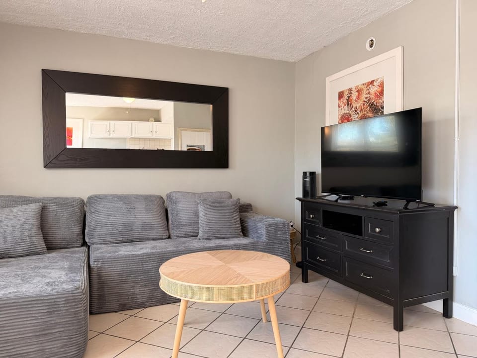 1BR Hidden Coastal Retreat 3 3Mins to Beach Apartment in Indian Rocks Beach
