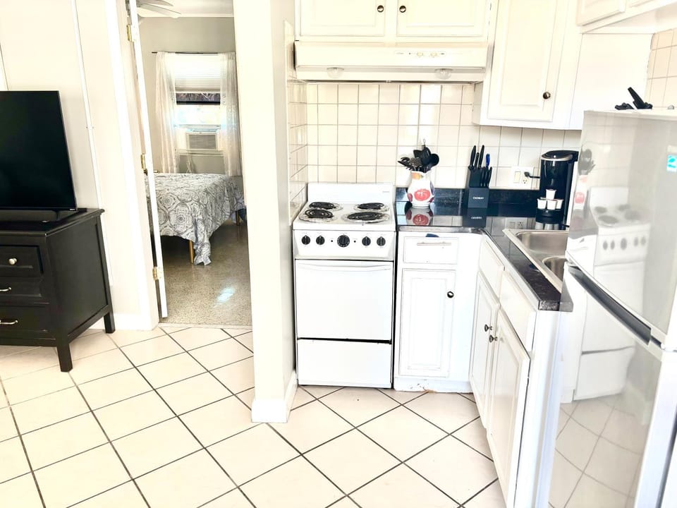 1BR Hidden Coastal Retreat 3 3Mins to Beach Apartment in Indian Rocks Beach