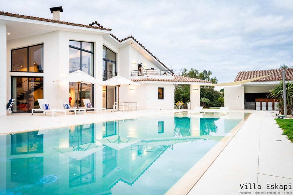 Property building, Day, Pool view, Swimming pool