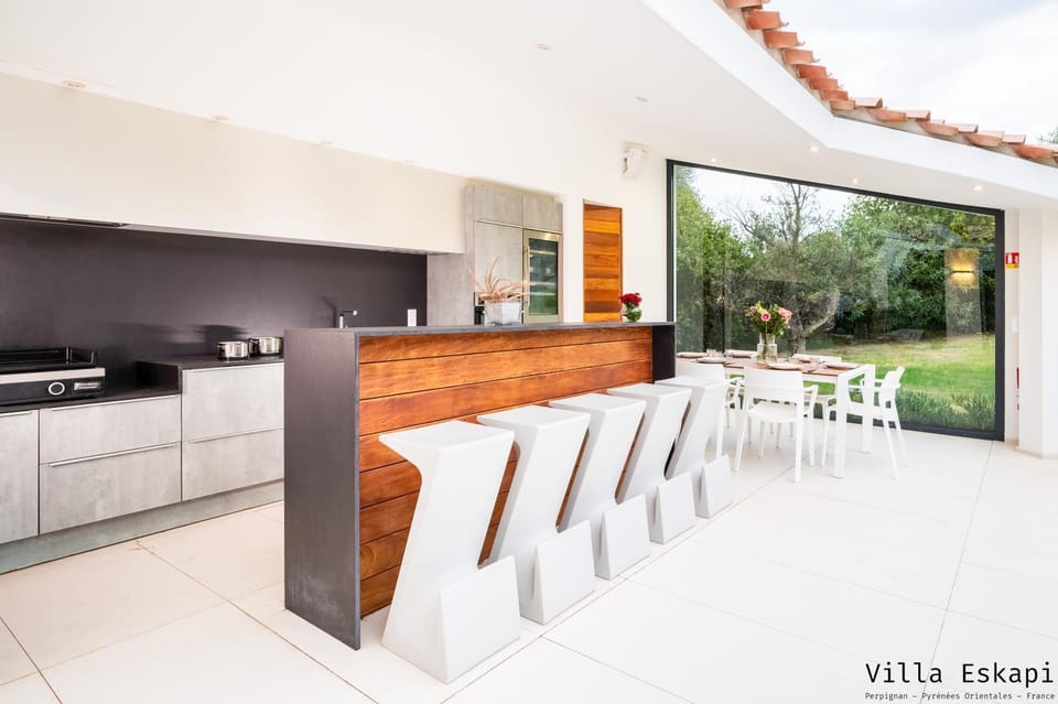 Kitchen or kitchenette, Dining area, oven