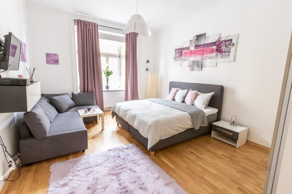 TV and multimedia, Living room, Seating area, Bedroom
