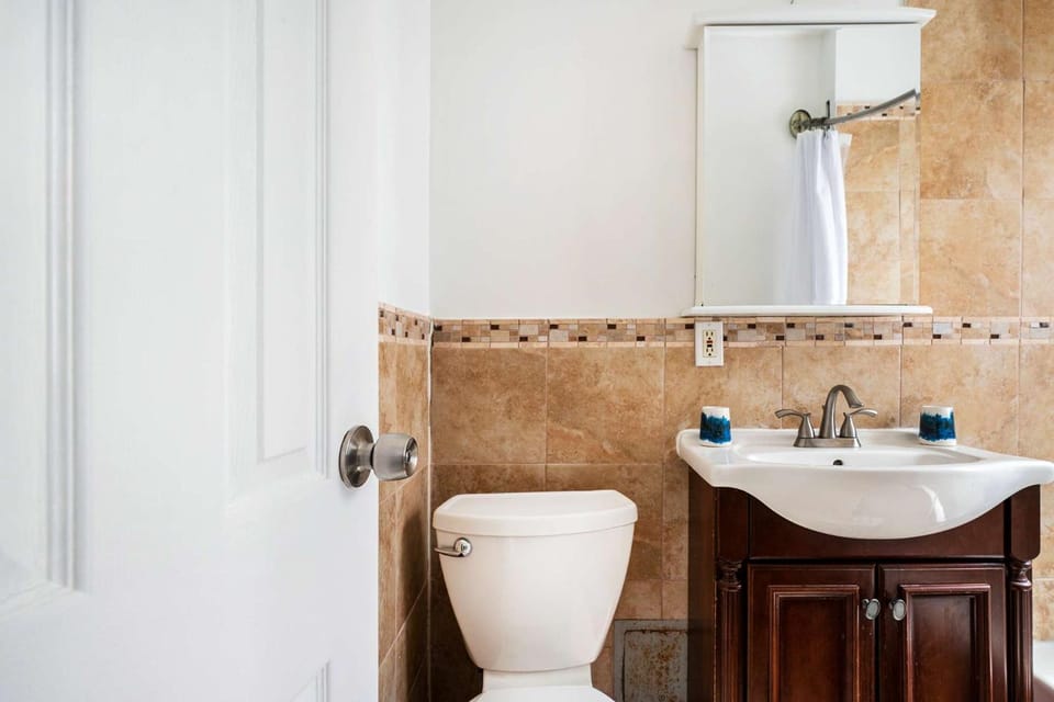 428-2E Newly furnished 2BR Prime Midtown sleeps 5 Apartment in Midtown