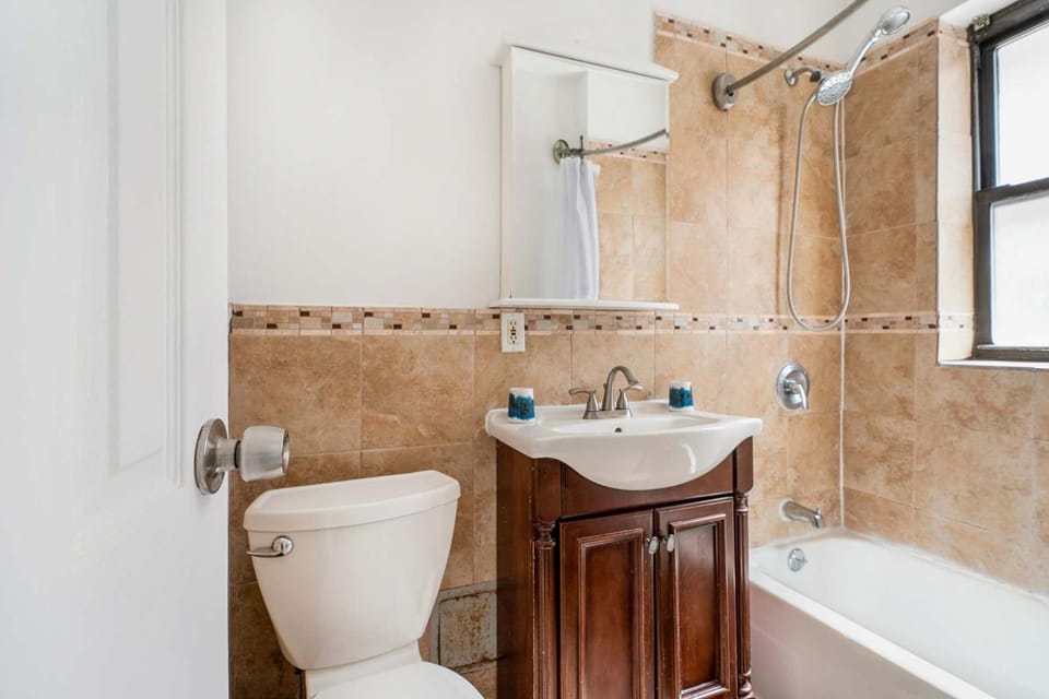 428-2E Newly furnished 2BR Prime Midtown sleeps 5 Apartment in Midtown