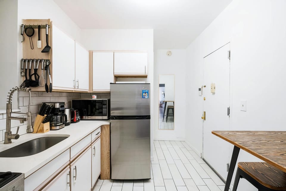 428-2E Newly furnished 2BR Prime Midtown sleeps 5 Apartment in Midtown