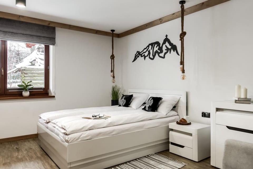 Bed, Photo of the whole room, Seating area, Bedroom, towels