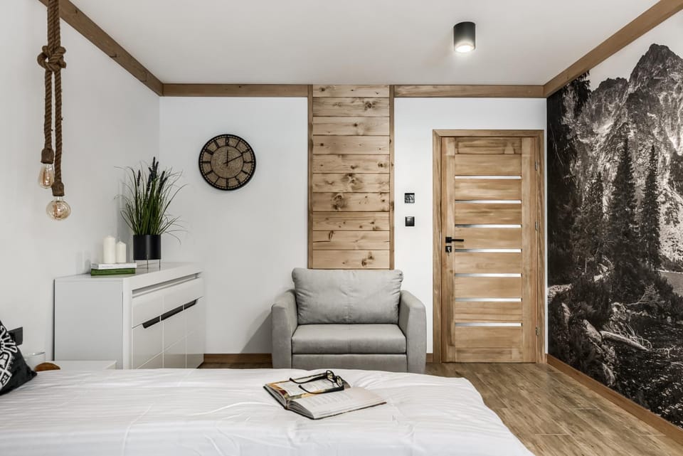 Bed, Photo of the whole room, Seating area, Bedroom