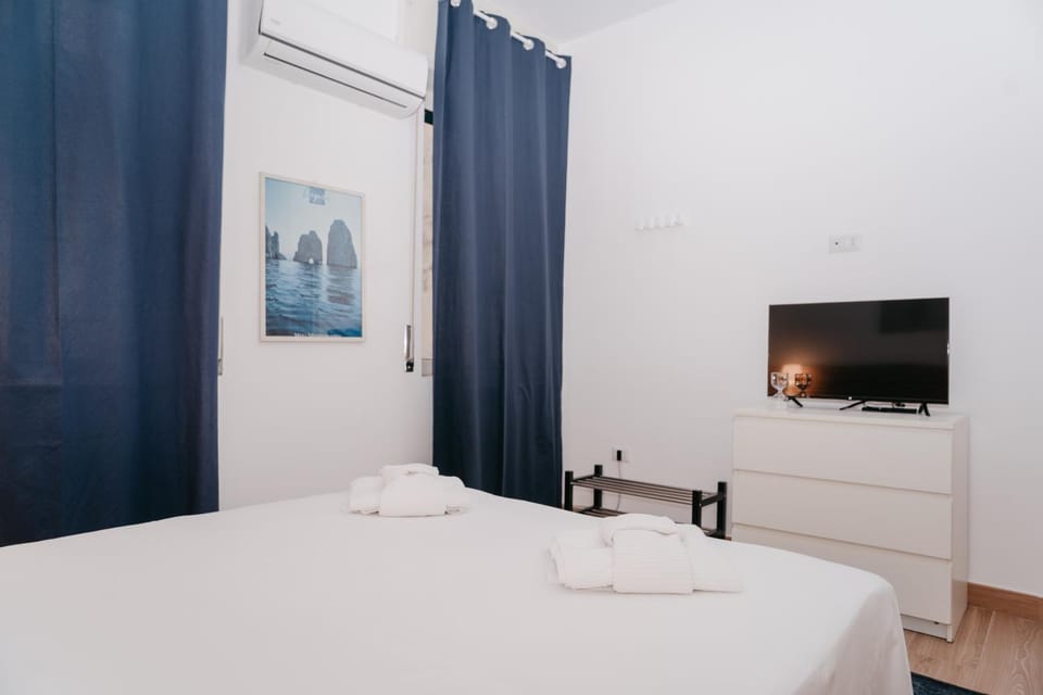 Bed, TV and multimedia, Photo of the whole room, Bedroom