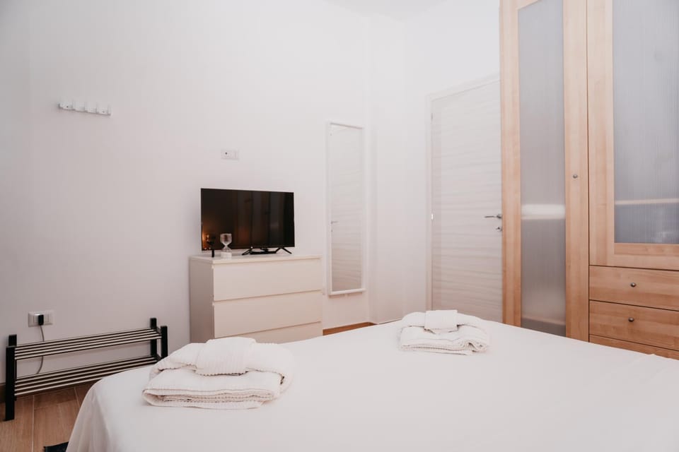 Bed, TV and multimedia, Photo of the whole room, Bedroom, towels, wardrobe