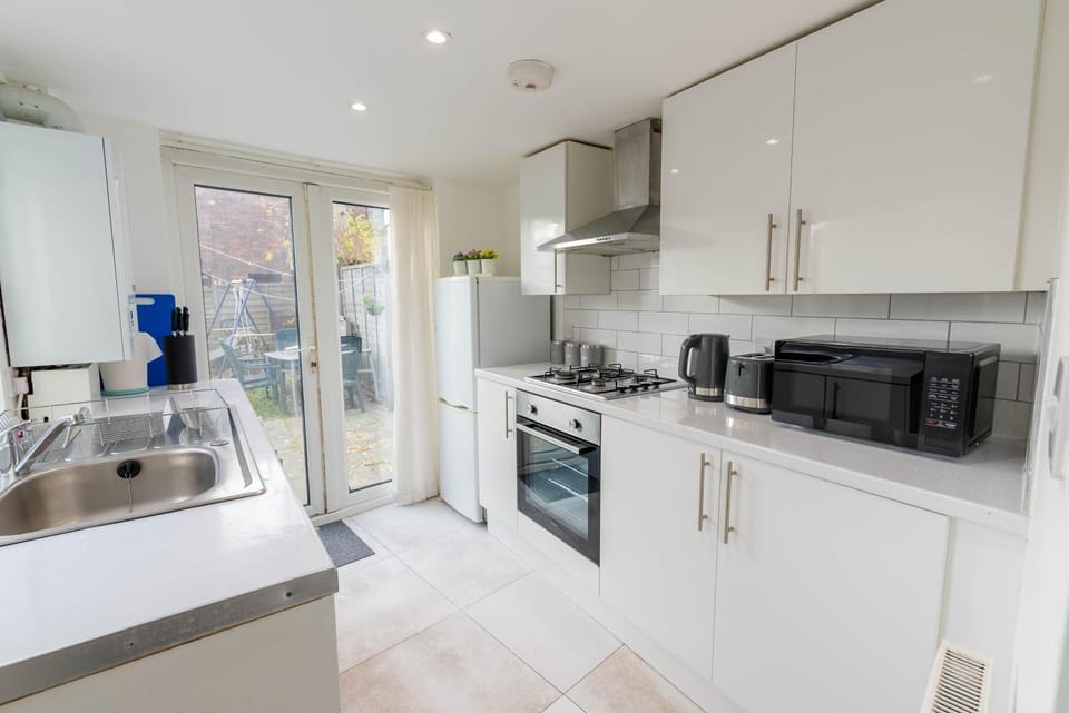 2 bedroom house with free Parking, Aylesbury, Johns st House in Aylesbury