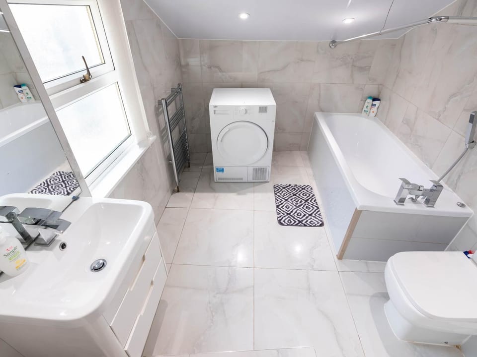 2 bedroom house with free Parking, Aylesbury, Johns st House in Aylesbury