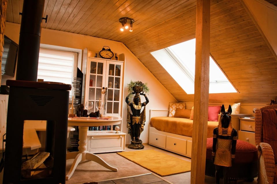 Staff, Living room