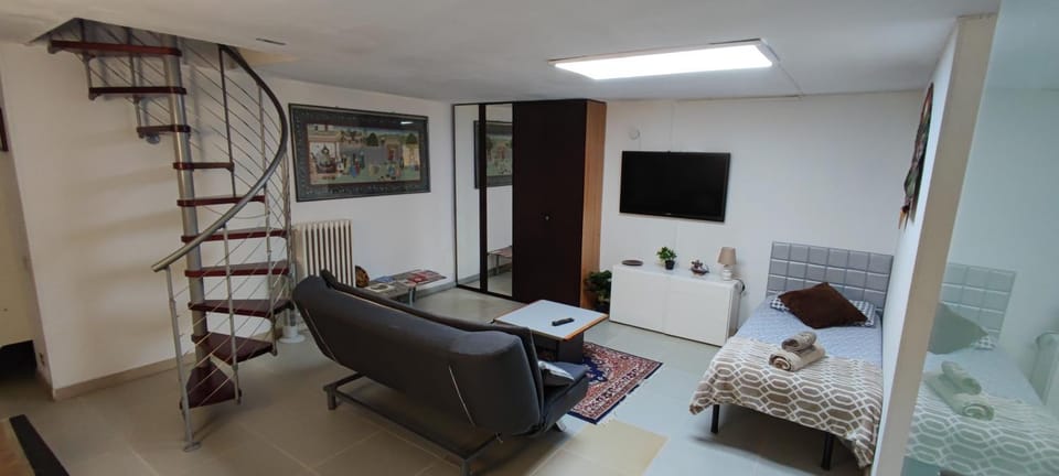 Bed, TV and multimedia, Living room, Seating area