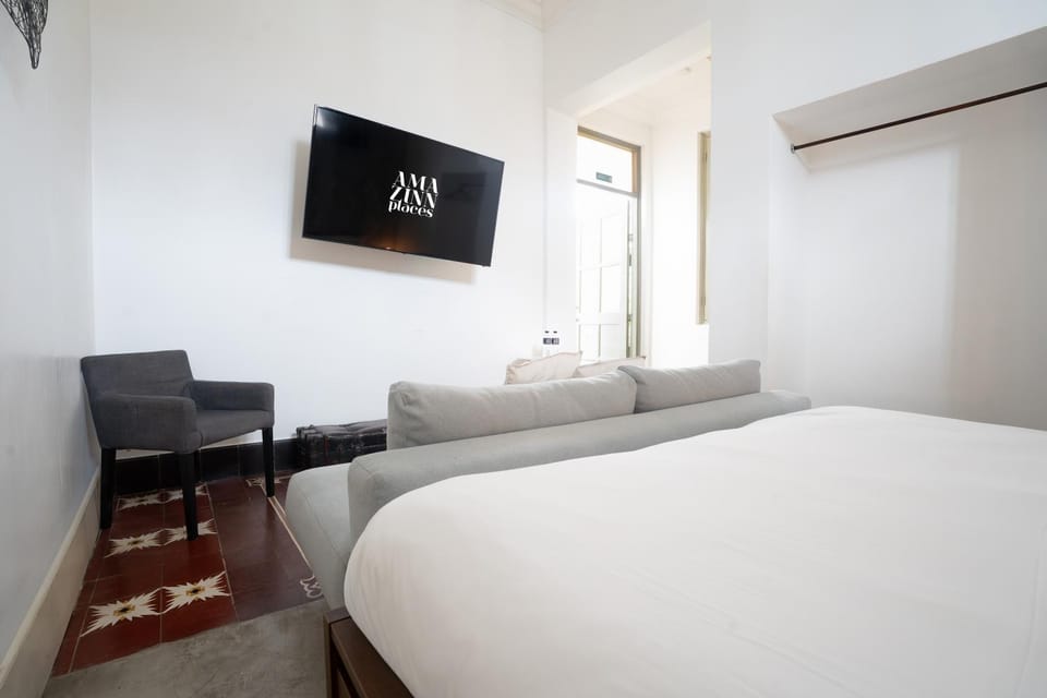 Bed, TV and multimedia, Photo of the whole room, Bedroom