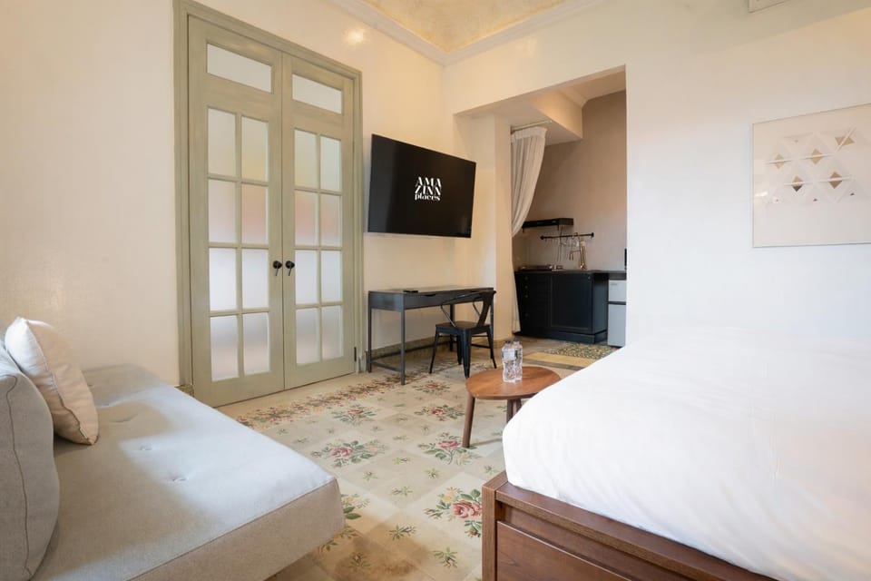 Bed, TV and multimedia, Living room, Photo of the whole room, Seating area, Bedroom