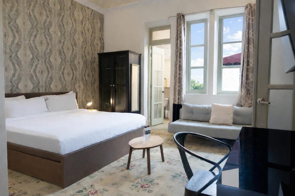 Bed, TV and multimedia, Photo of the whole room, Seating area, Bedroom, wardrobe