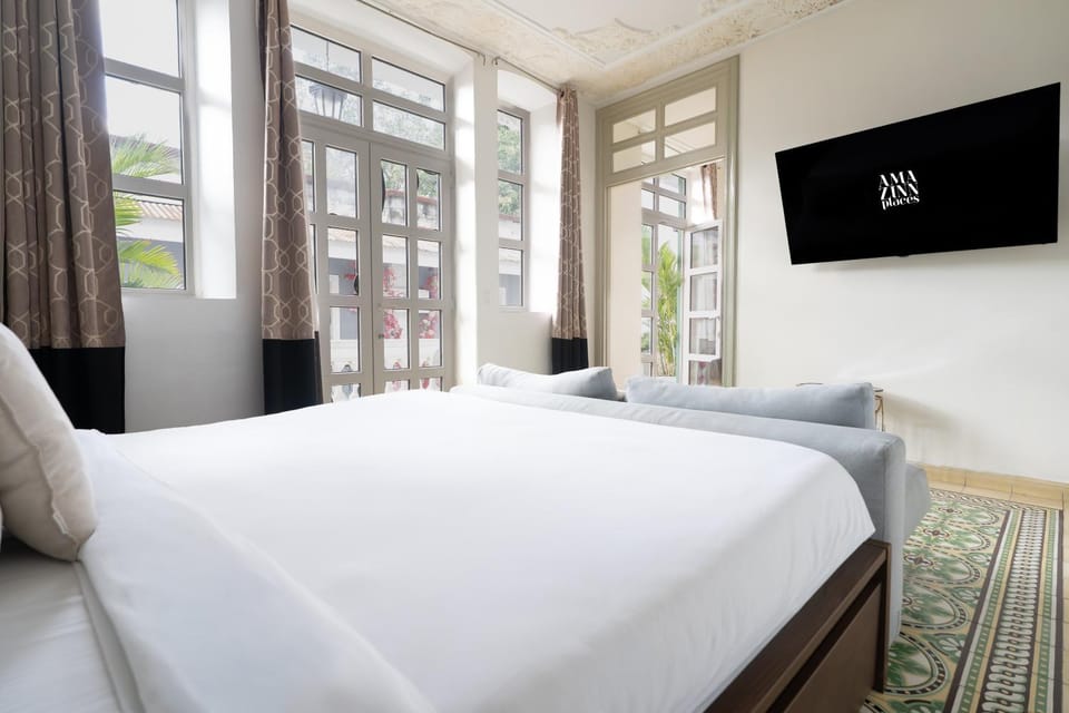 Bed, TV and multimedia, Photo of the whole room, Bedroom