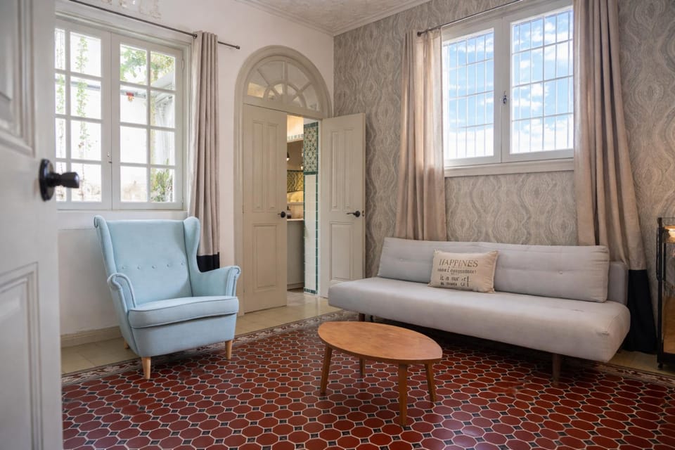 Living room, internet, air conditioner
