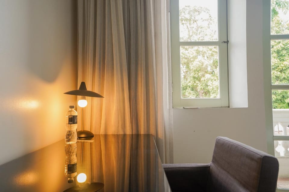 Seating area, internet, air conditioner