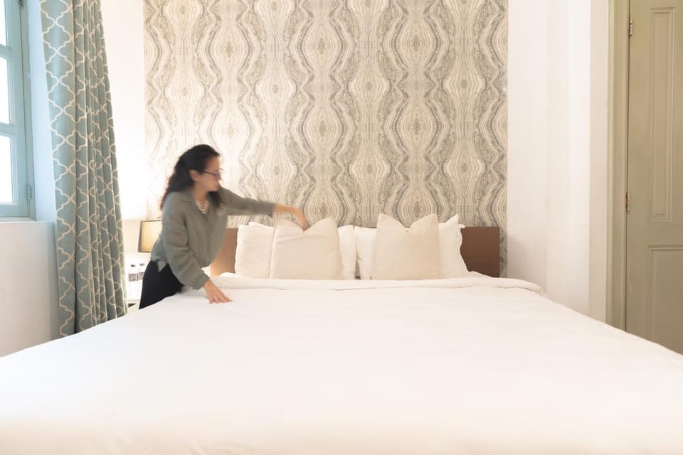 Bed, People, Photo of the whole room, Bedroom, Guests, group of guests, internet, air conditioner