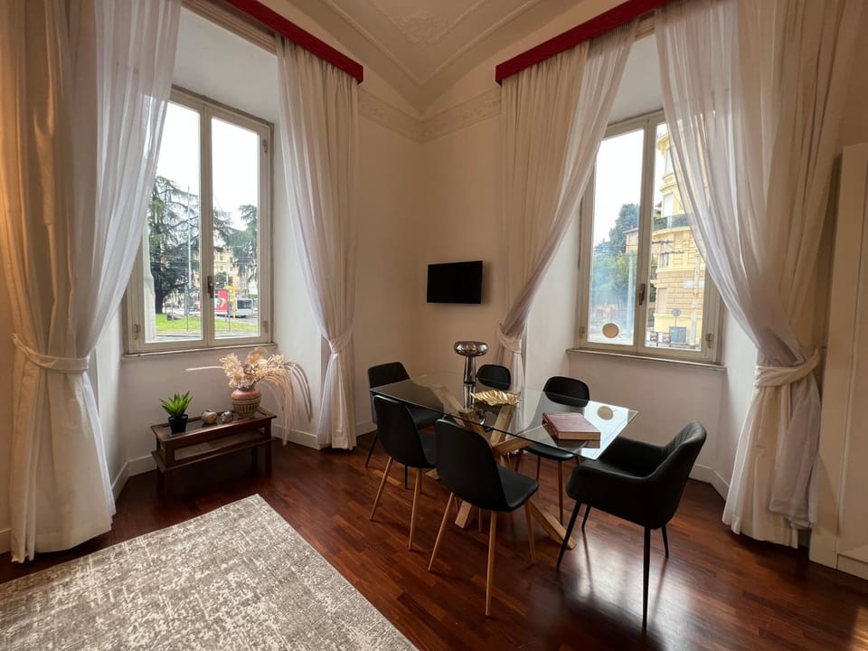 TV and multimedia, Living room, Seating area, Dining area
