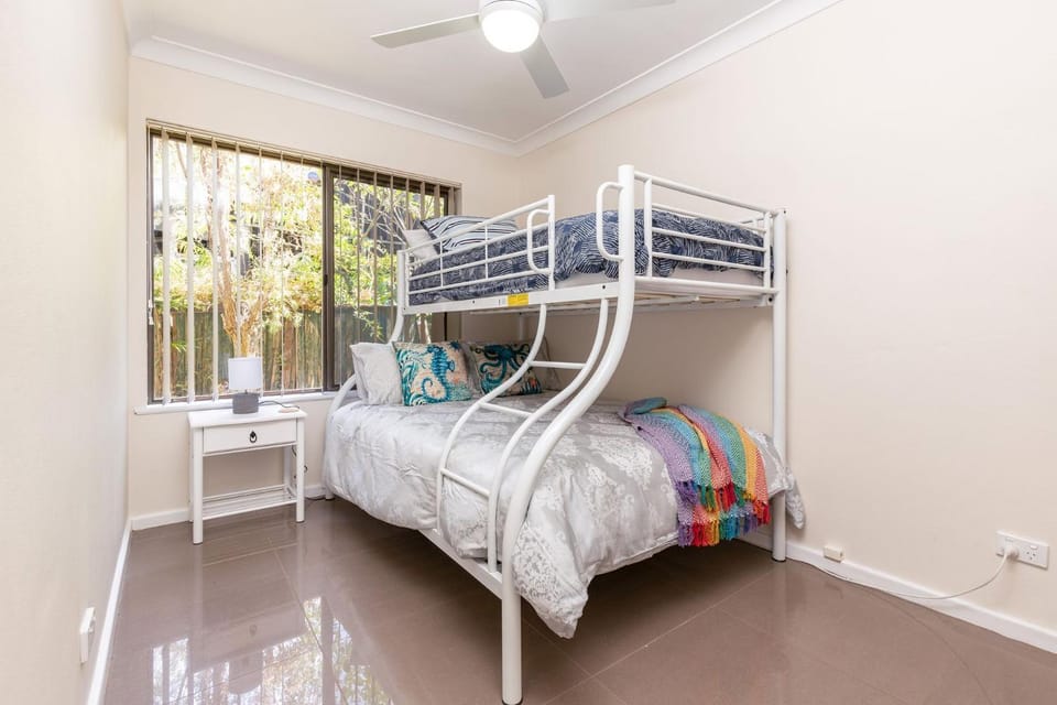 Bed, Bedroom, bunk bed, towels